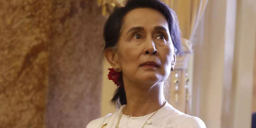 ARCHIV - Aung San Suu Kyi, Regierungschefin von Myanmar, wartet auf ein Treffen mit Vietnams Präsident Tran (nicht im Bild) im Präsidentenpalast während des Weltwirtschaftsforums. Foto: Kham/Pool Reuters/AP/dpa