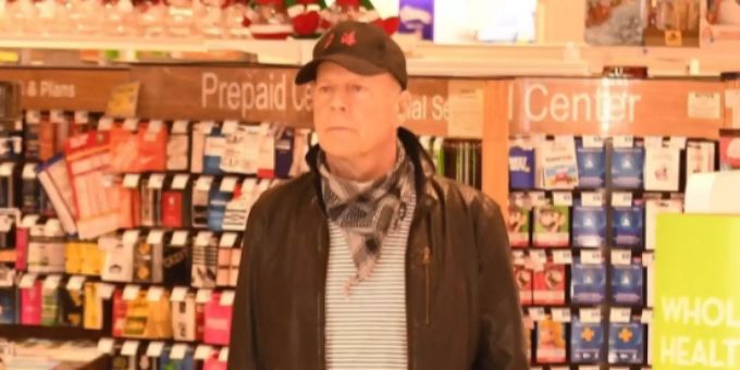 In US-Apotheke - Bruce Willis trägt keine Maske!
