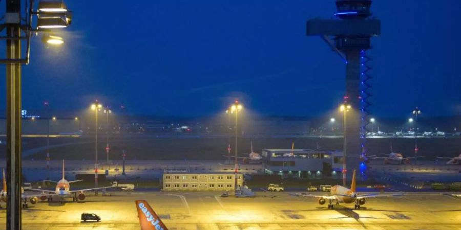 Die Easyjet-Maschine mit 64 Passagieren und Flugziel London-Gatwick rollt zum Start. Foto: Soeren Stache/dpa-Zentralbild/dpa