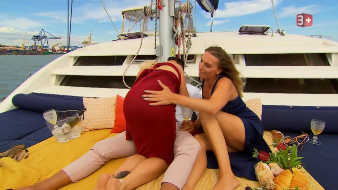 «Der Bachelor 2020»-Finalistin Veronika (r.) gibt Konkurrentin Fabienne einen Klaps auf den Hintern. Peinlich? Nicht doch! Der Bachelor 2020