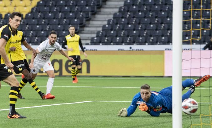 Servettes Alex Schalk bezwingt YB-Goalie David von Ballmoos zur 1:0-Führung. YB Servette