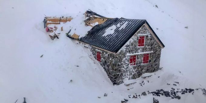 Die Trifthütte im Berner Oberland wurde 2021 von einer Lawine verschüttet. trifthütte sac