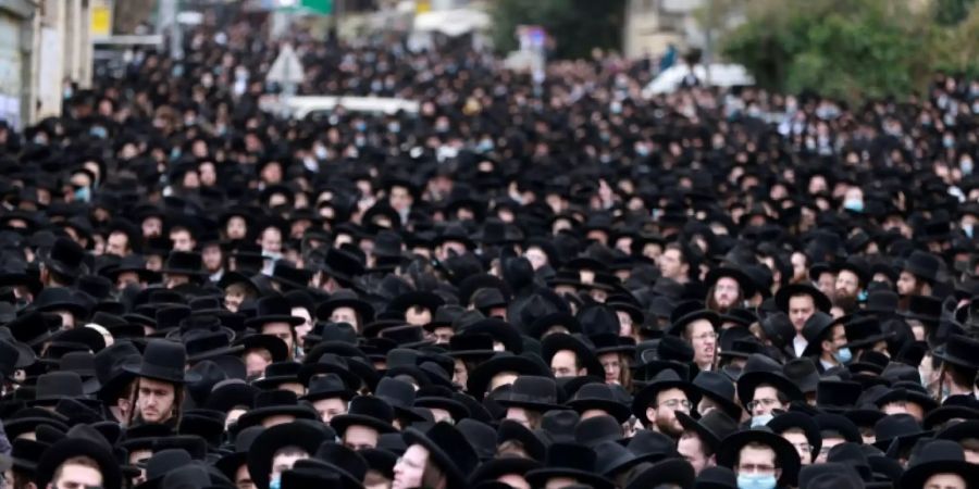 Tausende ultraorthodoxe Juden bei Bestattung von Rabbiner