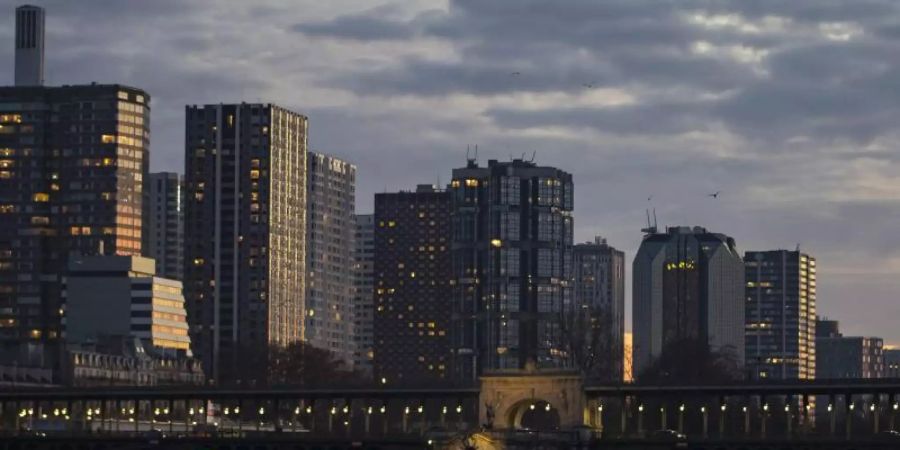 Das Pariser Geschäftsviertel Beaugrenelle an der Seine. Nach dem brutalen Angriff auf einen Jugendlichen in Paris hat der Stadtteil-Bürgermeister des 15. Arrondissement, Philippe Goujon, verstärkte Polizeipräsenz in der Gegend gefordert. Foto: Ian Langsdon/EPA/dpa