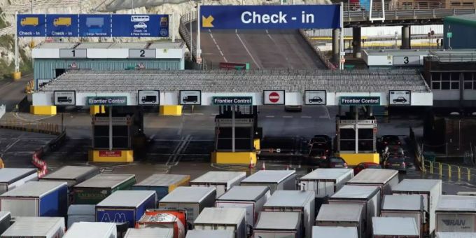 Lastwagen stehen vor dem Hafen von Dover Schlange. Inzwischen gibt es kaum Stau, aber mehr Bürokratie. Foto: Gareth Fuller/PA Wire/dpa Lastwagen stehen vor dem Hafen von Dover Schlange. Inzwischen gibt es kaum Stau, aber mehr Bürokratie. Foto: Gareth Fuller/PA Wire/dpa