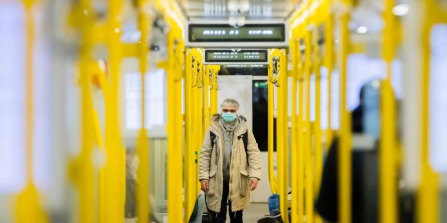 Einer Umfrage zufolge sehen viele Deutsche im öffentlichen Nahverkehr ein hohes Ansteckungsrisiko. Foto: Christoph Soeder/dpa