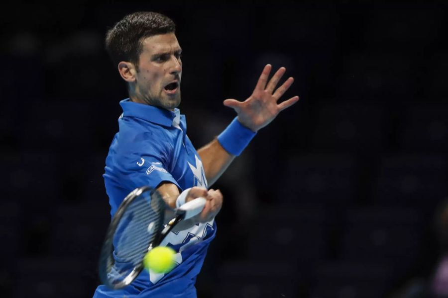 Novak Djokovic retourniert einen Ball im Spiel gegen Daniil Medvedev.