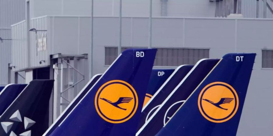 Der Lufthansa-Konzern streicht auf seinen Europaflügen die kostenfreie Verpflegung in der Economy-Klasse. Foto: Soeren Stache/dpa-Zentralbild/dpa