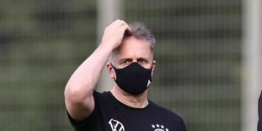 Sieht keine erhöhte Corona-Gefahr für Spieler und Betreuer der deutschen Nationalmannschaft: Tim Meyer. Foto: Christian Charisius/dpa
