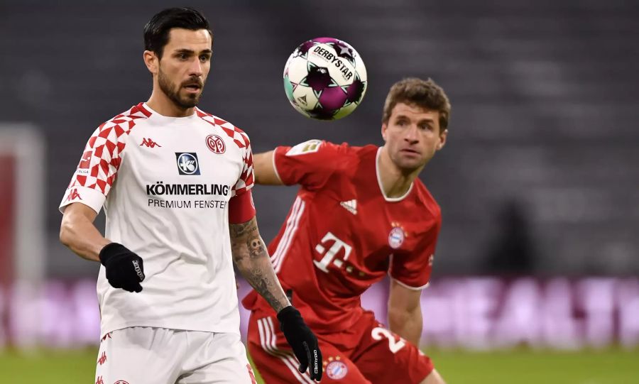 Danny Latza (l.) behauptet den Ball gegen Bayerns Thomas Müller (r.).