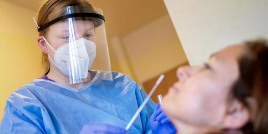 Am ersten Tag des neuen Jahres haben die deutschen Gesundheitsämter 12.690 Corona-Neuinfektionen gemeldet. Foto: Hauke-Christian Dittrich/dpa