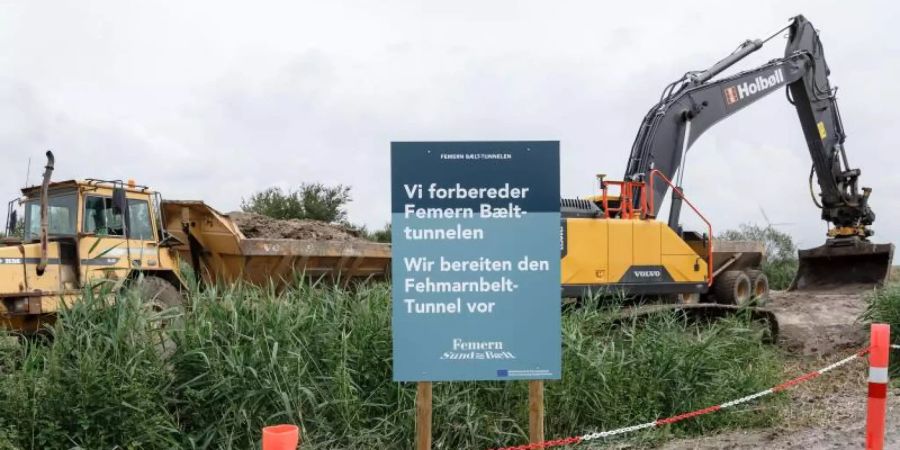 Baumaschinen heben einen Entwässerungsgraben auf dem zukünftigen Baugelände aus. Foto: Markus Scholz/dpa