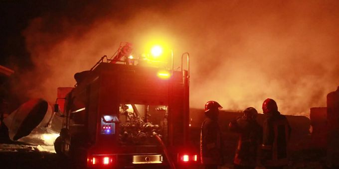Iranische Feuerwehrleute bei Löschungsarbeiten. (Symbolbild) Foto: Hamed Sarfarazi/AP/dpa iran feuer