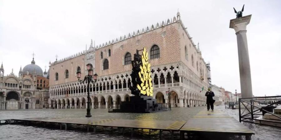 Blick auf den überfluteten Markusplatz. Starke Regenfälle und steigende Pegel haben im italienischen Venedig Teile der Stadt überflutet. Foto: Anteo Marinoni/LaPresse/AP/dpa
