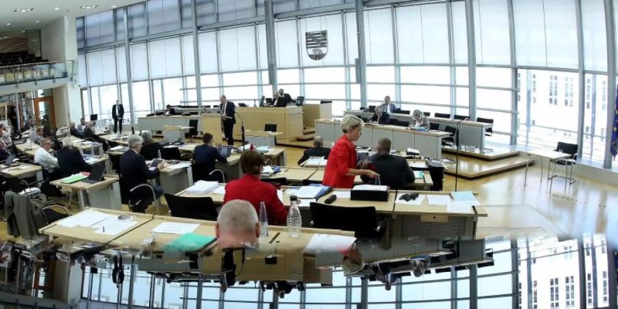 Blick in den Plenarsaal des Landtags von Sachsen-Anhalt. Die schwarz-rot-grüne Koalition ist gespalten. Die CDU in Sachsen-Anhalt lehnt wie die AfD den höheren Rundfunkbeitrag ab. Gemeinsam hätten sie eine Mehrheit im Parlament. Foto: Ronny Hartmann/dpa-Zentralbild/dpa