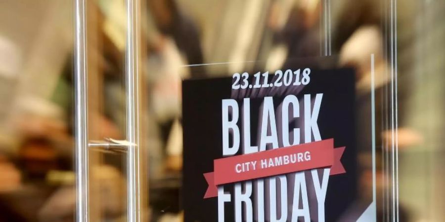 Manche Experten rechnen beim diesjährigen Black Friday mit zurückhaltenden Kunden. Foto: Bodo Marks/dpa/dpa-tmn