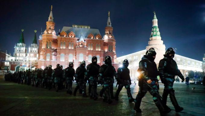 Mitglieder der russischen Nationalgarde versammeln sich auf dem Roten Platz, um eine Protestkundgebung zu verhindern. Proteste