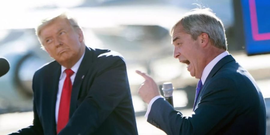 Trump und Farage bei einer Kundgebung in Arizona