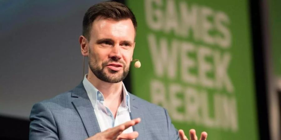 Felix Falk, Geschäftsführer des Verbands der deutschen Games-Branche e.V, spricht bei dem Eröffnungsgala der #gamesweekberlin 2018. Foto: Lisa Ducret/dpa