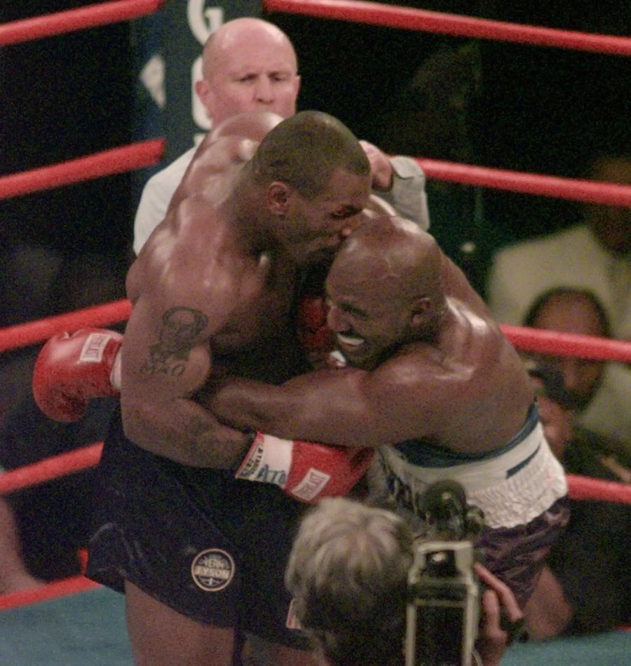 Mike Tyson beisst Evander Holyfield 1997 ein Stück seines Ohrs ab.