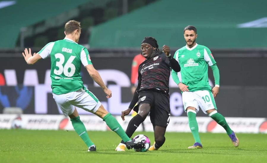 Bremens Christian Gross (l.) im Duell mit Tanguy Coulibaly (r.) vom VfB Stuttgart.