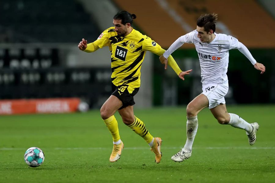 Dortmunds Emre Can (l.) wird von Florian Neuhaus (r.) verfolgt.