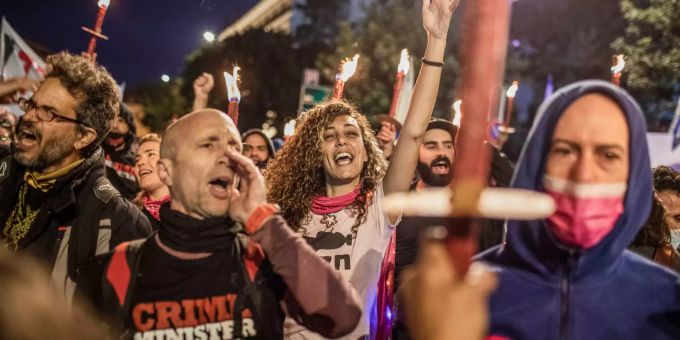 Demonstranten rufen Slogans bei einem Protest gegen den israelischen Premierminister Netanjahu und fordern seinen Rücktritt wegen Korruptionsvorwürfen. (13. Januar 2021) Proteste in Israel