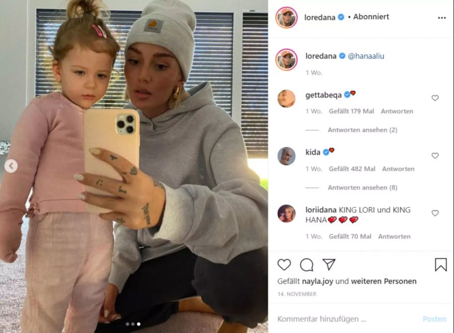 Rapperin Loredana posiert mit Hana für ein Selfie.