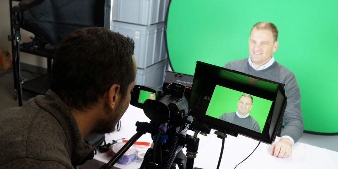 In Aktion: Gemeindeschreiber Alain Bühlmann bei einer Videoproduktion für die sozialen Medien mit Pascal Ossio, Leiter Eventtechnik im Lorzensaal. Aufnahme