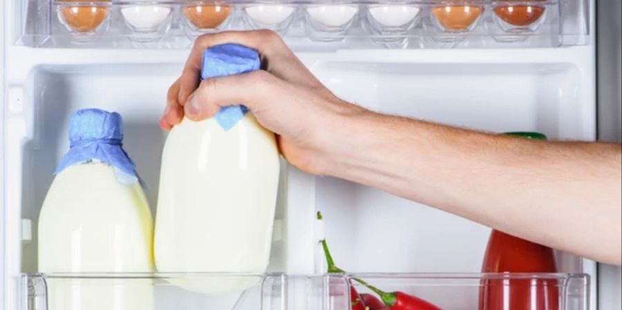 Viele lagern ihre Milch in der Seitentür des Kühlschranks. Dabei ist das nicht der beste Ort für die Haltbarkeit der Milch.
