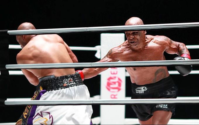 Mike Tyson beim Kampf gegen Roy Jones Jr. im November 2020. Mike tyson