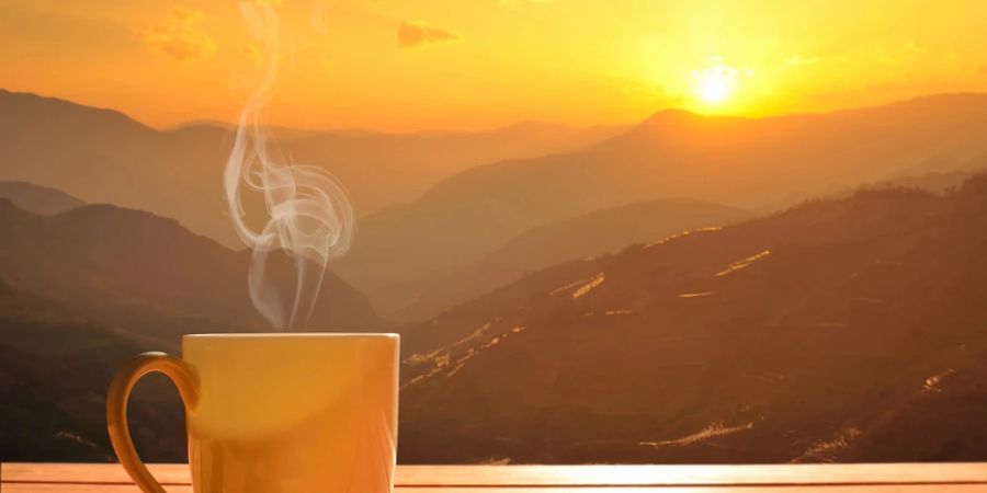 Kaffeetasse Dampf Sonnenaufgang Bergkulisse