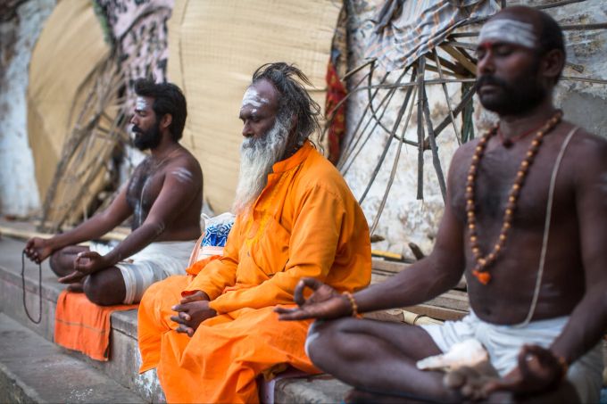 Im traditionellen «echten» Yoga geht es nicht um Flexibilität oder Verrenkungen, sondern um Meditation und Atmung. Indische Yogis in der Meditation