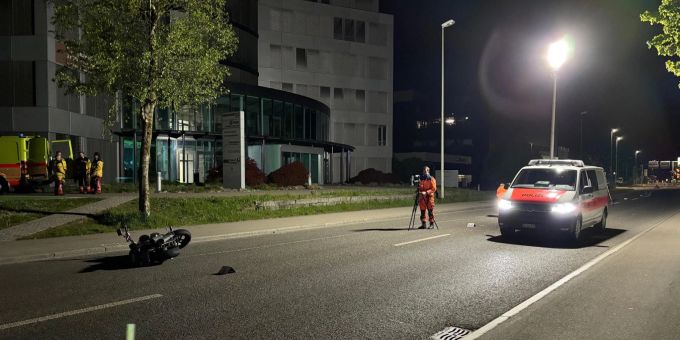 Schwer verletzt - Motorradfahrer (56) stürzt in Schlieren ZH