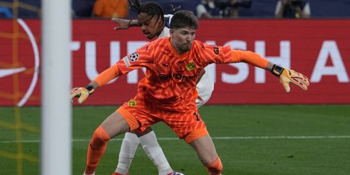 BVB-Kobel im Glück - PSG-Stars Mbappé und Hakimi scheitern am Pfosten