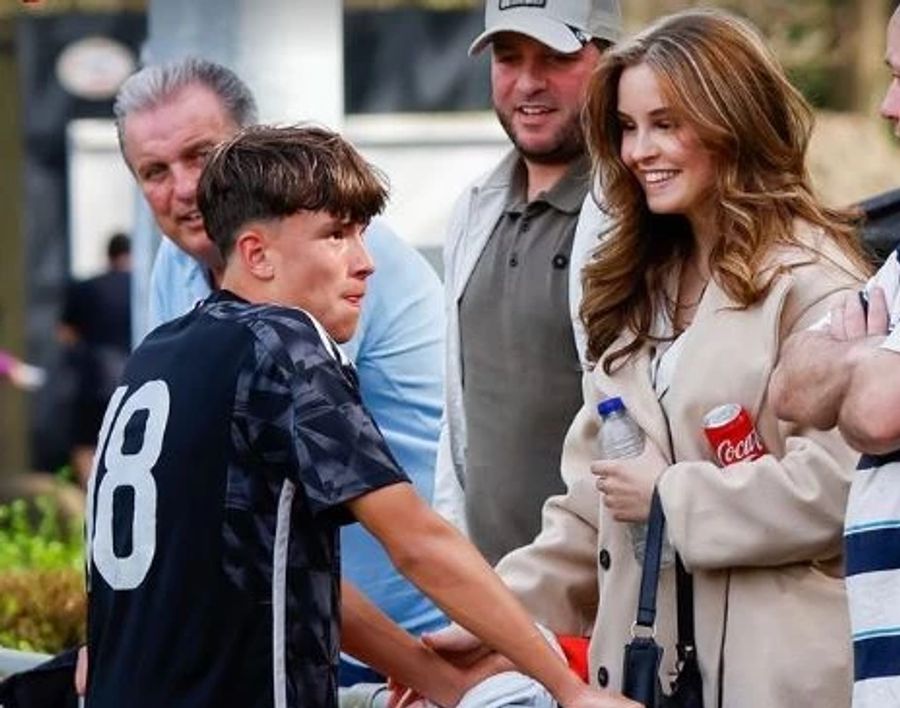 Romy unterstützt ihren Damián auf dem Fussballfeld.