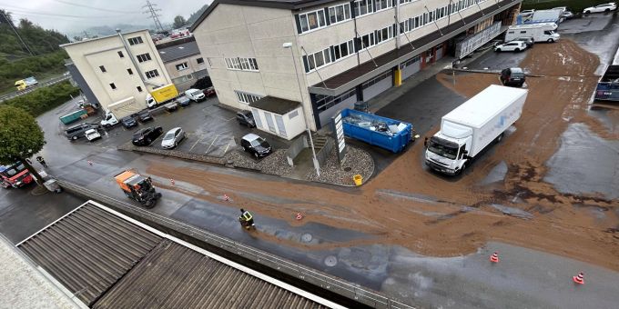 Verschmutzung - Diesel läuft in Küssnacht SZ aus Tank von Laster