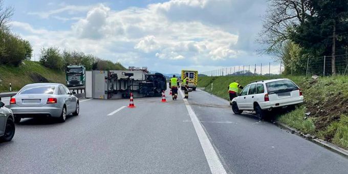 Vaulruz FR: Lieferwagen überschlägt sich bei Unfall. Vaulruz FR