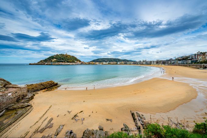 Die Playa de la Concha in San Sebastian in Nordspanien. Playa de la Concha
