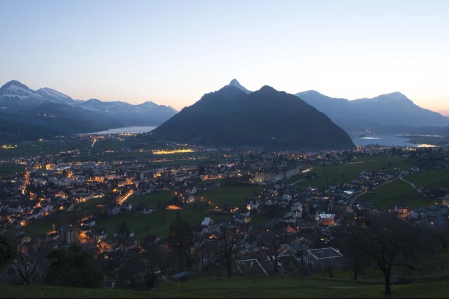 Die einheimische Bevölkerung findets mehrheitlich gut. Hier der Blick auf die Stadt Schwyz.