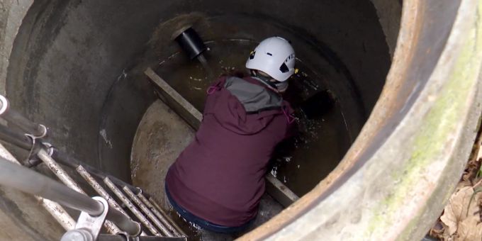 Aus dem Grundwasser stammt ein grosser Teil unseres Trinkwassers. Eine Schweizer Studie zeigt: Vor allem in landwirtschaftlich genutztem Boden sinkt die Qualität. Grundwasser