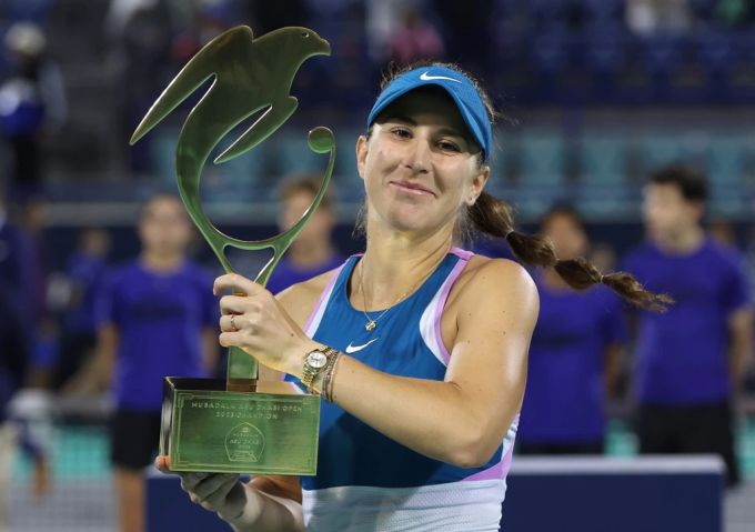 Belinda Bencic mit der Trophäe in Abu Dhabi im Februar 2023. Wiederholt sich die Geschichte? Belinda Bencic