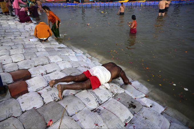 Ein Teilnehmer des Pilgerfests Maha Kumbh Mela spricht ein Gebet, bevor er ein Bad im Fluss nimmt. Maha Kumbh Fest Indien