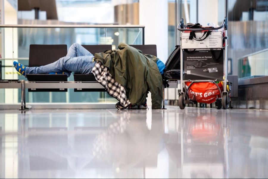 Münchner Flughafen schlafender Reisender