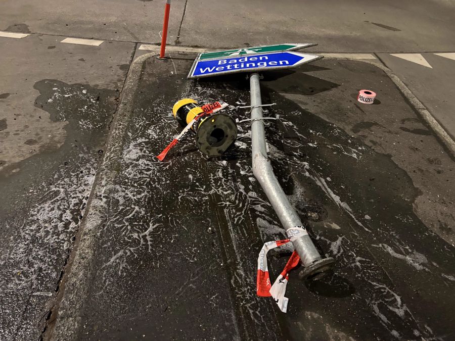 An der Strasseneinrichtung entstand ein Sachschaden.