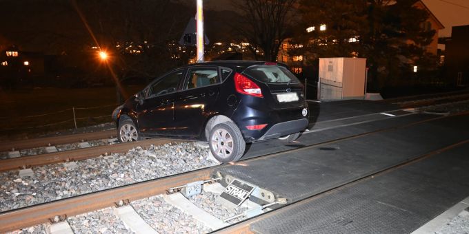 Autofahrer landet in Buchs auf Bahngleise. Selbstunfall