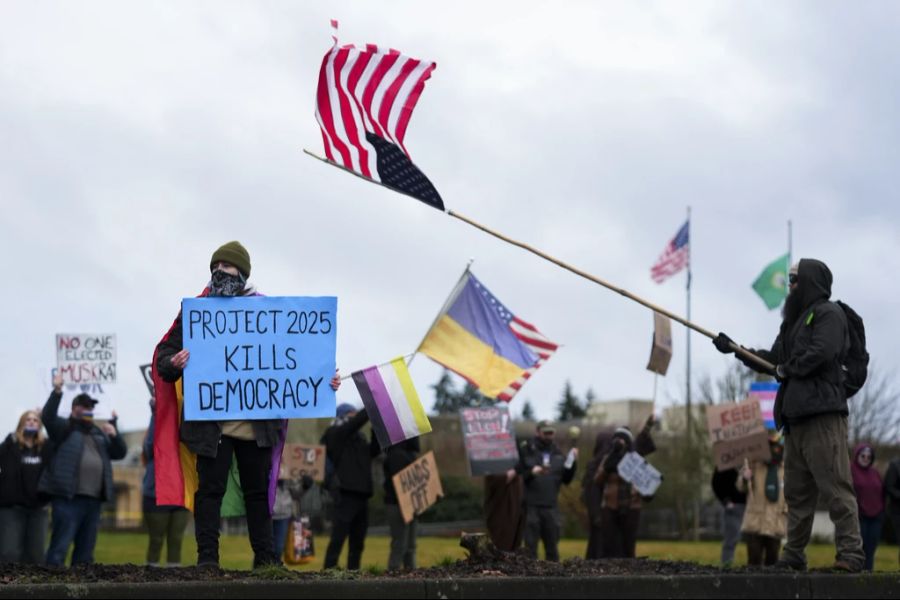 Ein Mann hält ein Schild gegen «Project 2025» während sich Leute zum Protest gegen die Trump-Administration versammeln, in Olympia im Bundestaat Washington, am 5. Februar 2025.