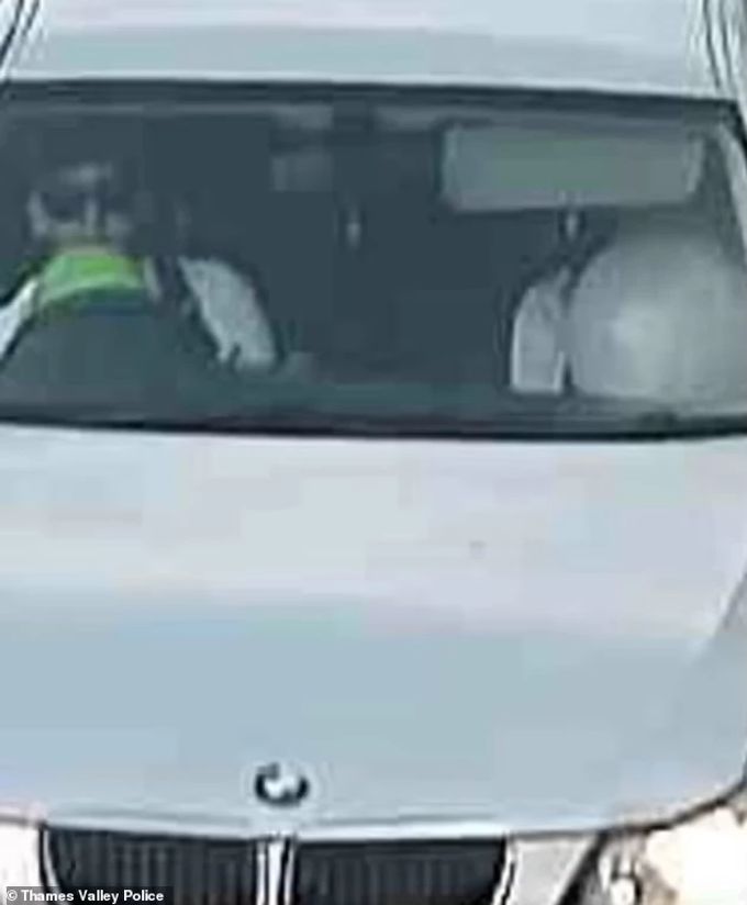 Der Fahrer Thomas Johnson und der Beifahrer sind auf einem von der Polizei veröffentlichten Foto mit automatischer Nummernschilderkennung (ANPR) auch mit Luftballons im Mund zu sehen. Lachgas