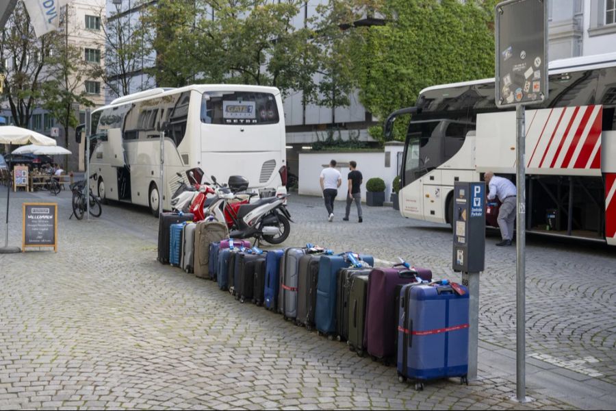 In Luzern halten an Sommertagen durchschnittlich 280 Reisecars voll mit Touristinnen und Touristen an.