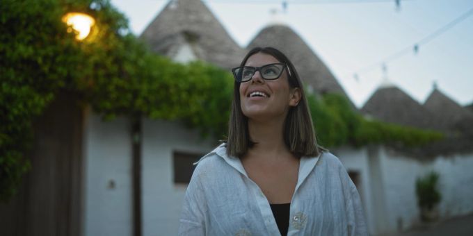 Der Slow-Travel-Trend kommt aktuell bei vielen Reisenden gut an. Frau im Freien bewundert etwas am Himmel